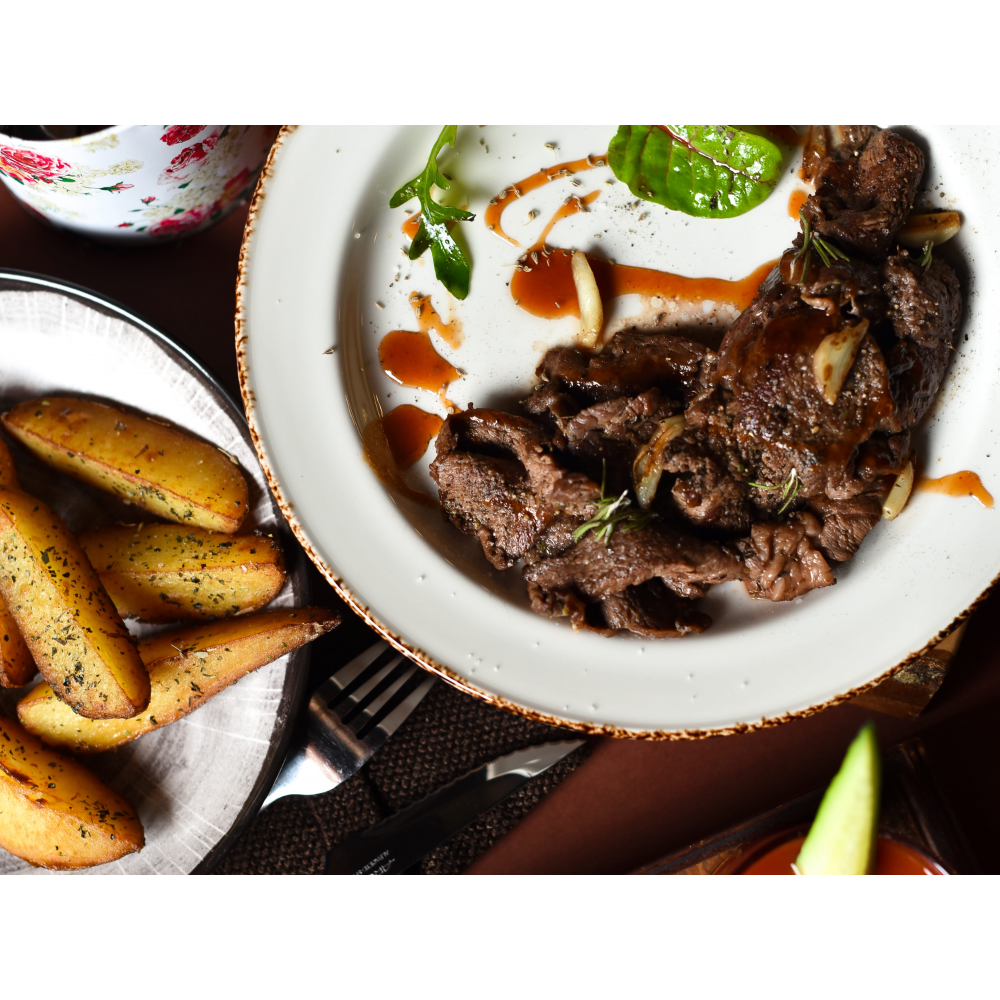 Томлёная говядина с картофельными дольками