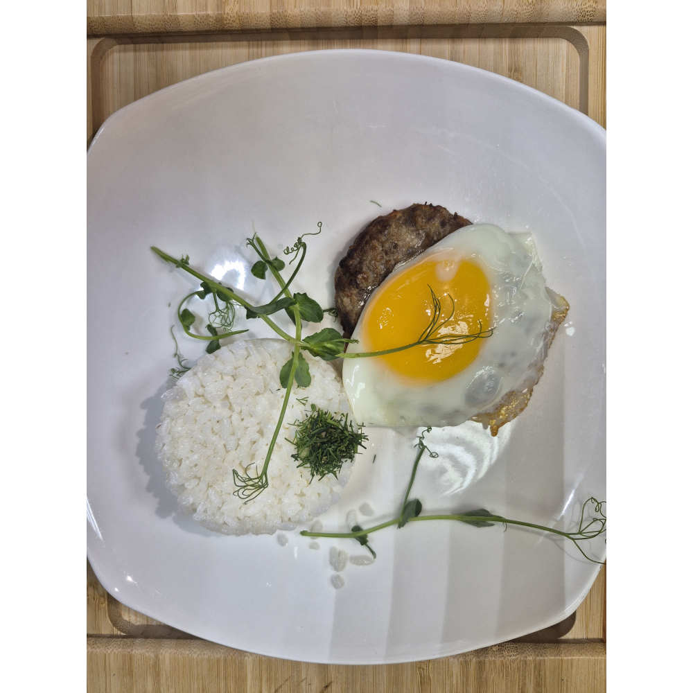 Бифштекс с яйцом и рисом