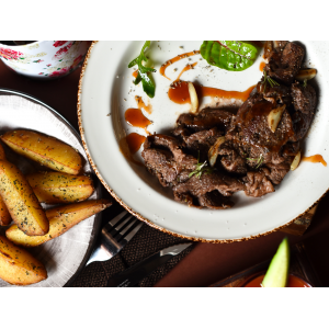 Томлёная говядина с картофельными дольками