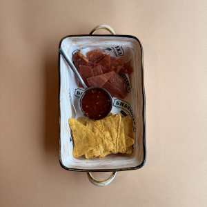 Мясные чипсы с хрустящим начос и соусом сладкий чили