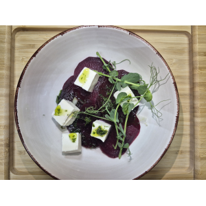 Салат с печеной свеклой, сыром Фета и соусом песто